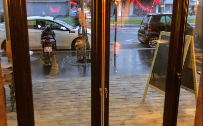 Porte vitrée d’un restaurant