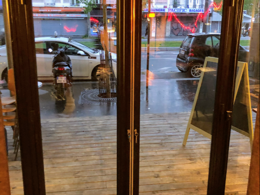 Porte vitrée d’un restaurant